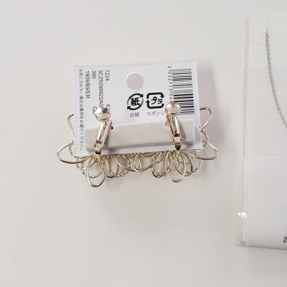 NWT Flower Cutout Earrings Horse Shoe Necklace - Picture 9 of 11